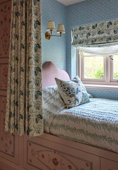  Cottage English Country Country House Bedroom. Countryside Retreat by Studio Duggan.