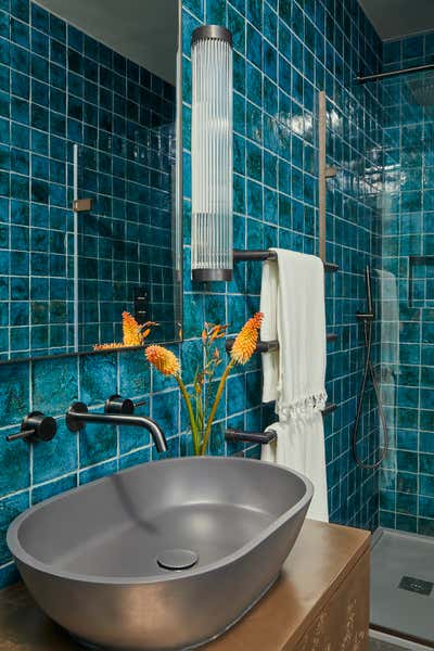 Modern Apartment Bathroom. Hyde Park Apartment by Violet & George.