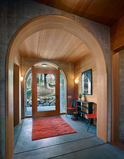  Organic Transitional Vacation Home Entry and Hall. The Crow's Nest Residence by BCV Architecture + Interiors.
