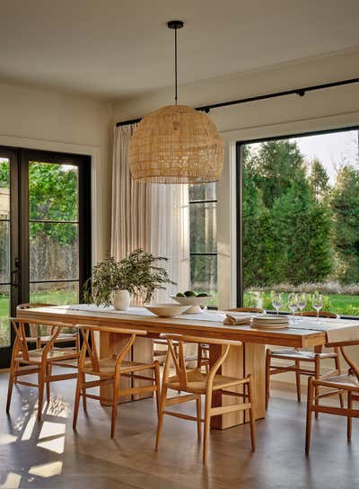  Modern Family Home Dining Room. Emily's House by Chango & Co..
