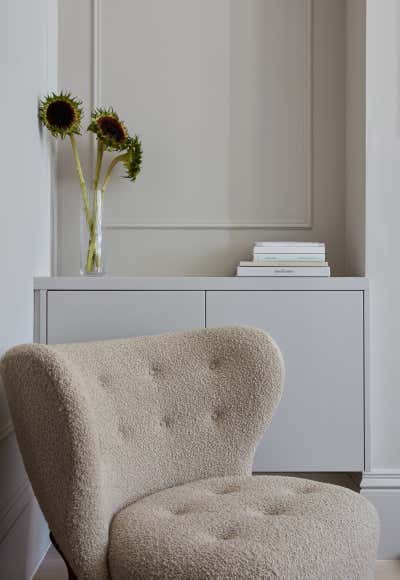  Minimalist Family Home Living Room. Queens Park Terrace by studio.skey.