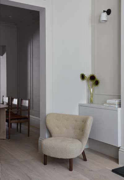  Minimalist Family Home Living Room. Queens Park Terrace by studio.skey.