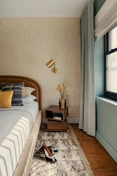  Modern Bedroom. UWS Apartment by Sarah Baderna Studio.