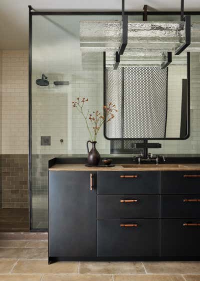 Modern Bathroom. Canfield Island Residence by Jesse Parris-Lamb.