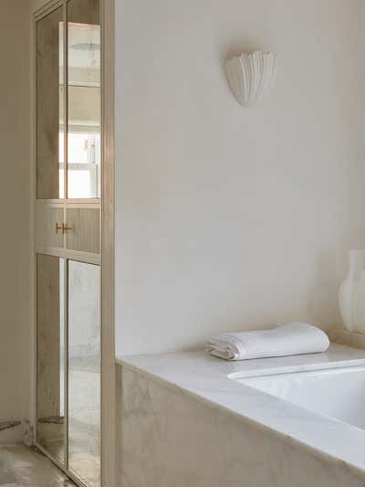  Eclectic Minimalist Family Home Bathroom. Lith Hall  by studio.skey.