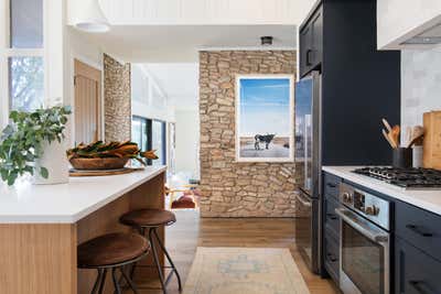  Mid-Century Modern Western Vacation Home Kitchen. Bee Caves Mid Century by The Pankonien Group.