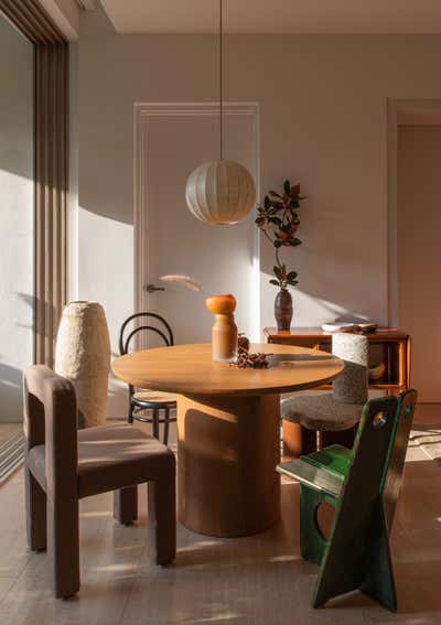  Mid-Century Modern Dining Room. Louver House by STUDIO SANTOS.