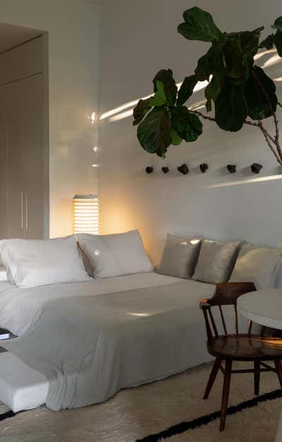  Coastal Bedroom. Louver House by STUDIO SANTOS.
