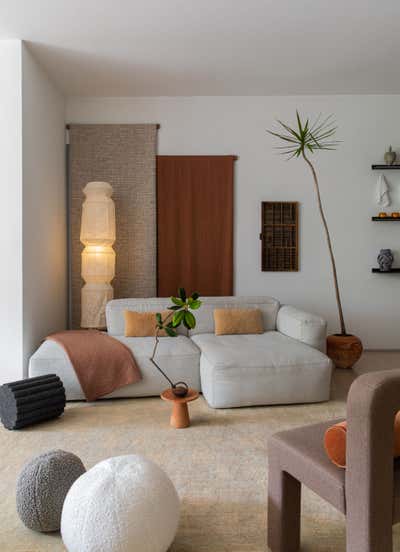  Coastal Living Room. Louver House by STUDIO SANTOS.