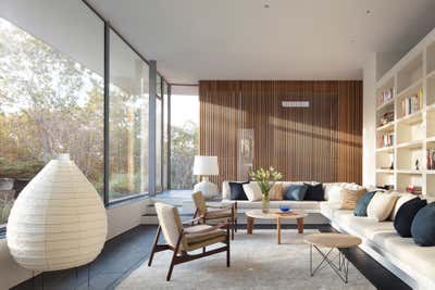  Mid-Century Modern Beach House Living Room. Amagansett Beach House by Rees Roberts & Partners.