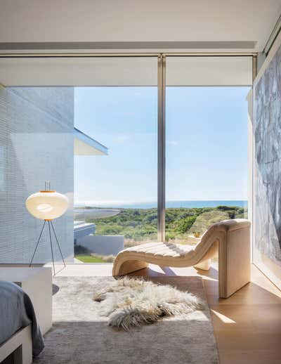  Mid-Century Modern Organic Beach House Bedroom. Bridgehampton Beach House by Rees Roberts & Partners.