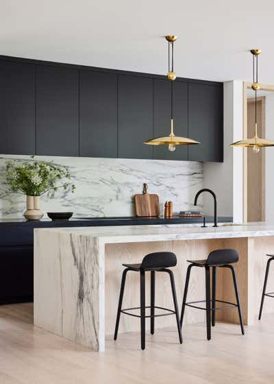  Mid-Century Modern Vacation Home Kitchen. Amagansett Lanes by Monica Fried Design.