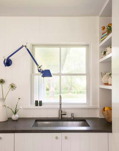  Modern Beach House Kitchen. ERA Bellport by Elizabeth Roberts Architects.