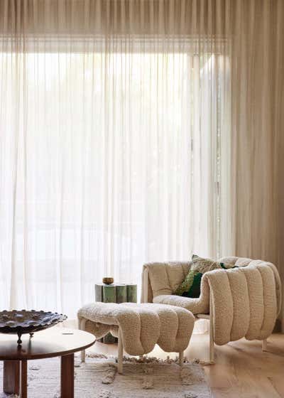  Contemporary Living Room. Casa de Arte by Studio PLOW.