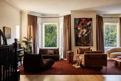  Transitional Living Room. Casa de Arte by Studio PLOW.