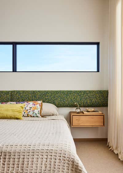  Mid-Century Modern Minimalist Country House Bedroom. Chimney Rock by Studio PLOW.