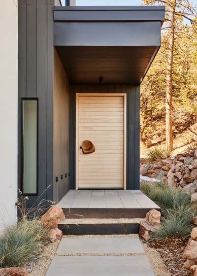  Mid-Century Modern Minimalist Country House Exterior. Chimney Rock by Studio PLOW.
