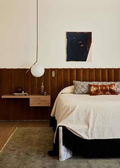  Mid-Century Modern Country House Bedroom. Chimney Rock by Studio PLOW.