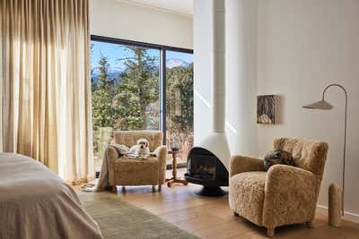  Mid-Century Modern Minimalist Country House Bedroom. Chimney Rock by Studio PLOW.
