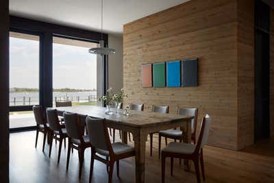  Mid-Century Modern Beach House Dining Room. Atlantic Beach Residence by Neal Beckstedt Studio.