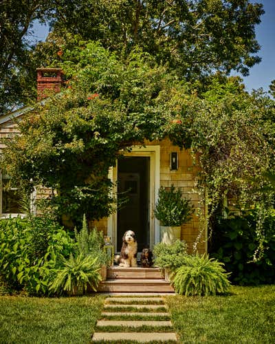  Eclectic Exterior. Southampton Retreat by Hyphen & Co..