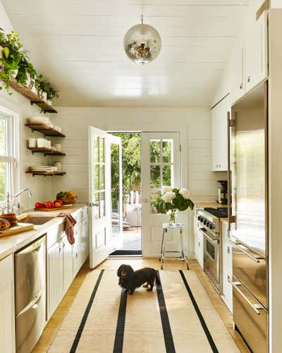  Eclectic Beach House Kitchen. Southampton Retreat by Hyphen & Co..