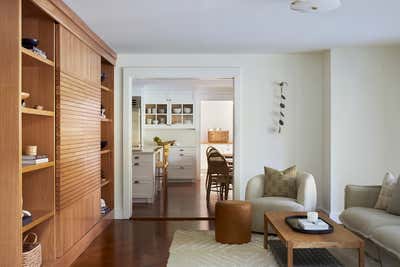  Family Home Living Room. East Hampton Craftsman by Hyphen & Co..