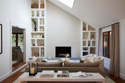  Family Home Living Room. East Hampton Craftsman by Hyphen & Co..