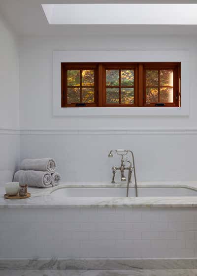  Craftsman Family Home Bathroom. East Hampton Craftsman by Hyphen & Co..