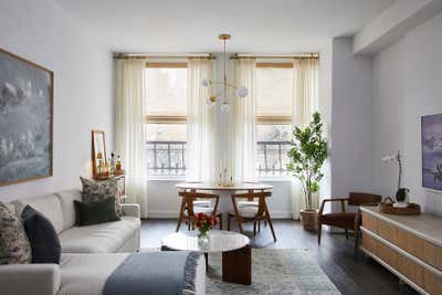 Modern Living Room. Flatiron Apartment by Hyphen & Co..