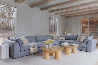  Coastal Modern Living Room. Bunk House by Chango & Co..