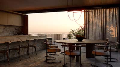 Coastal Mid-Century Modern Beach House Open Plan. Holiday Home by König Design Studio.