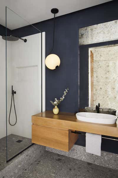  Apartment Bathroom. Lincoln Center Pied-à-Terre by JAM Architecture.