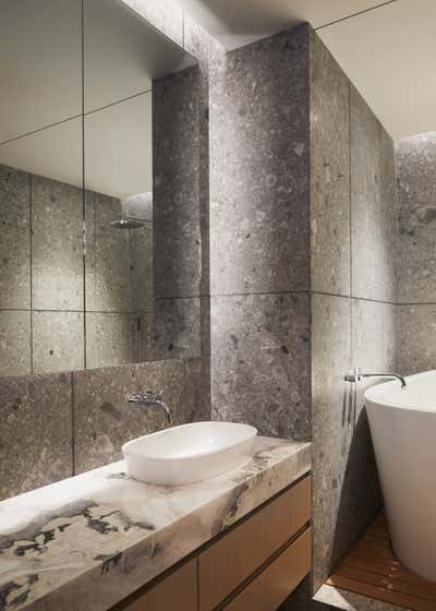  Apartment Bathroom. Lincoln Center Pied-à-Terre by JAM Architecture.