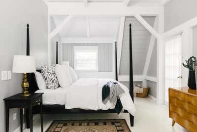  Cottage Family Home Bedroom. East Hampton Cottage by Hyphen & Co..