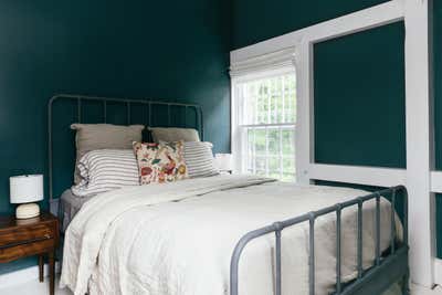  Country Family Home Bedroom. East Hampton Cottage by Hyphen & Co..