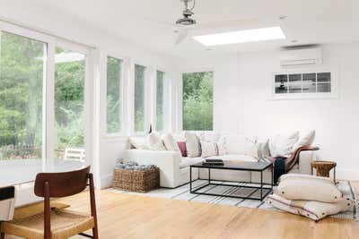  Coastal Living Room. East Hampton Cottage by Hyphen & Co..
