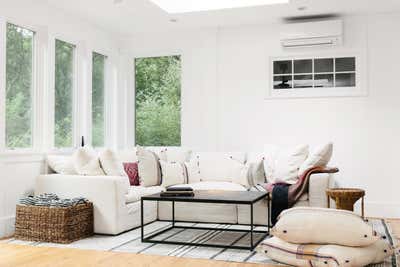  Cottage Family Home Living Room. East Hampton Cottage by Hyphen & Co..