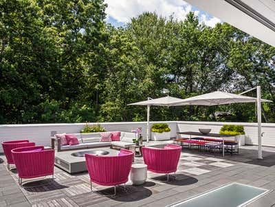  Modern Patio and Deck. House in Wellesley by 1100 Architect.