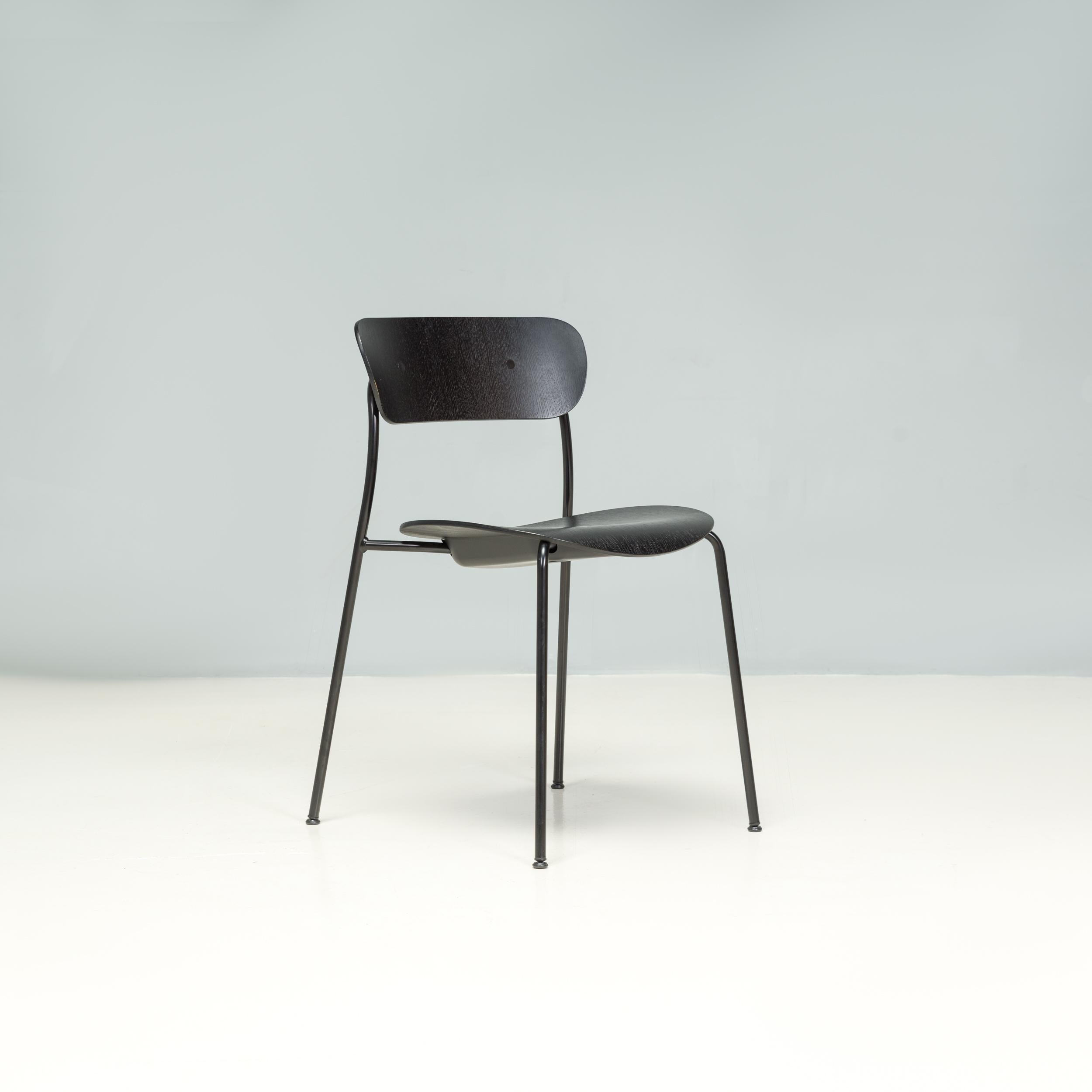 Scandinavo moderno &Tradition by Anderssen & Voll Sedie da pranzo a padiglione AV1 in Oak Nero, Set di 2 in vendita