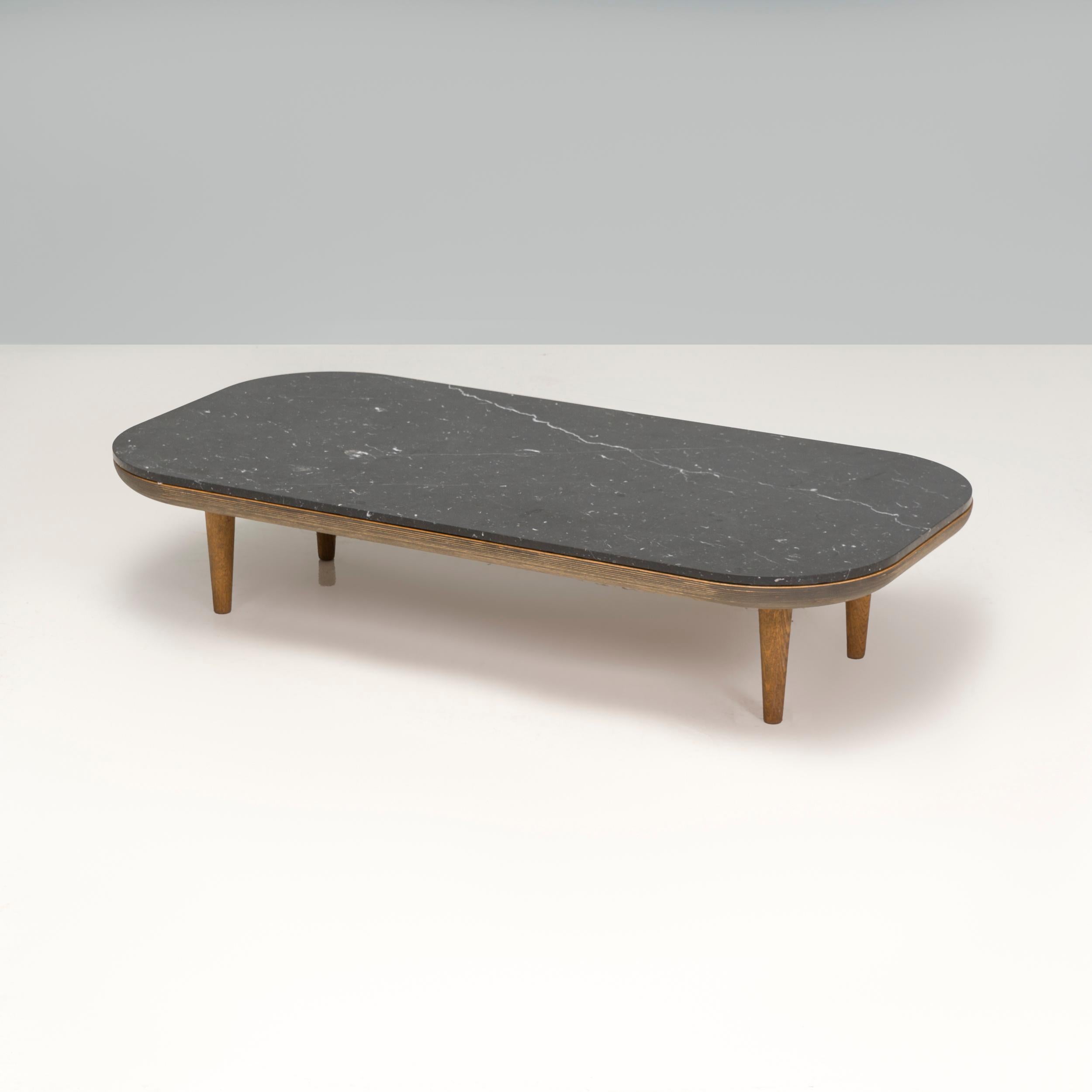 Cette table basse danoise fait partie de la FLY Series by SPACE Copenhagen lounge collection visant à faire évoluer l'idée de se prélasser à son plein potentiel. D'un design fin et raffiné, cette table de salon compacte est parfaite pour les espaces