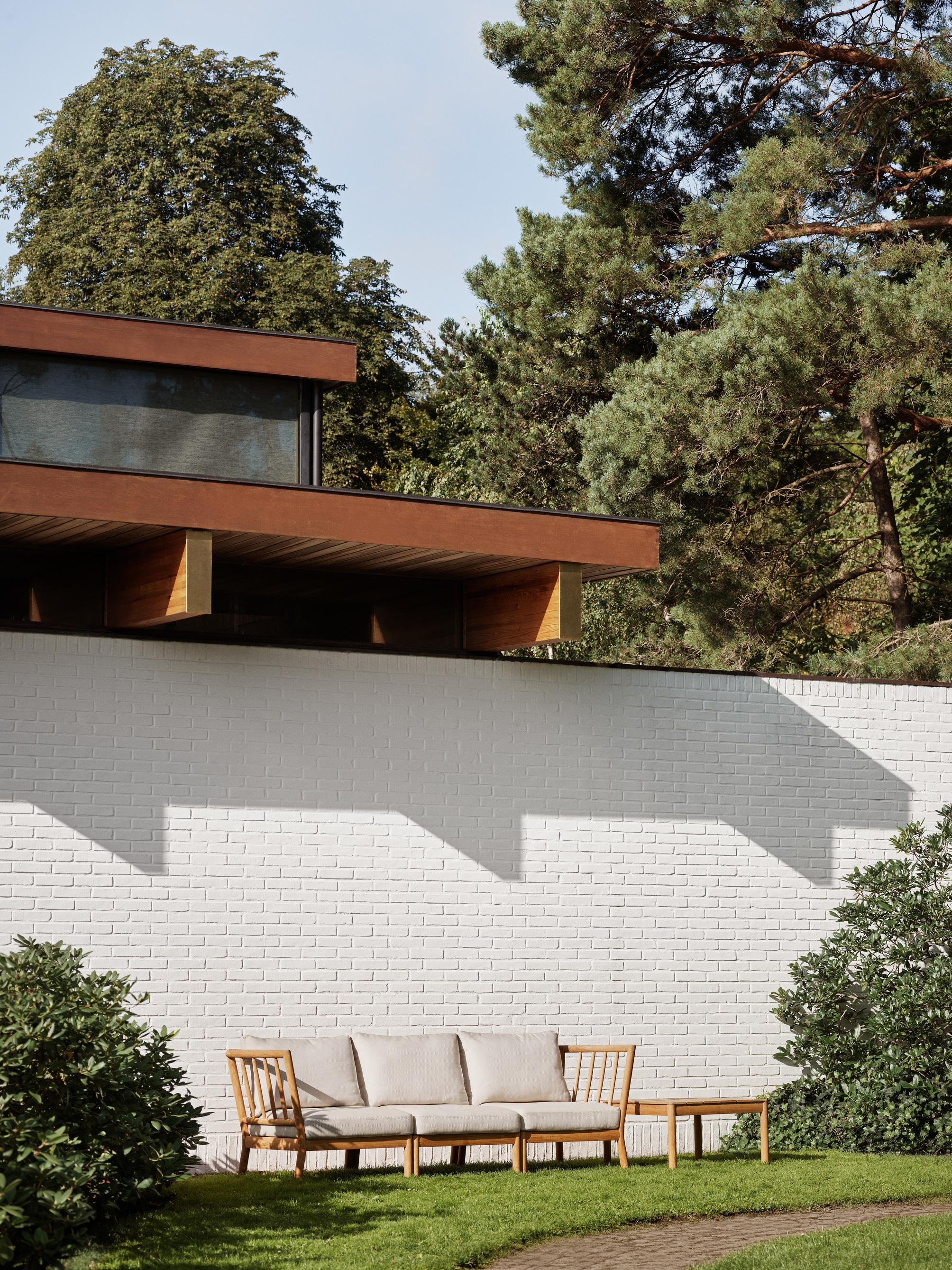 Set di divani da salotto per esterni 'Tradition' in teak per Fritz Hansen 4 pezzi

Fondata nel 1872, Fritz Hansen è diventata sinonimo del leggendario design danese. Combinando un'artigianalità senza tempo con un'attenzione particolare alla