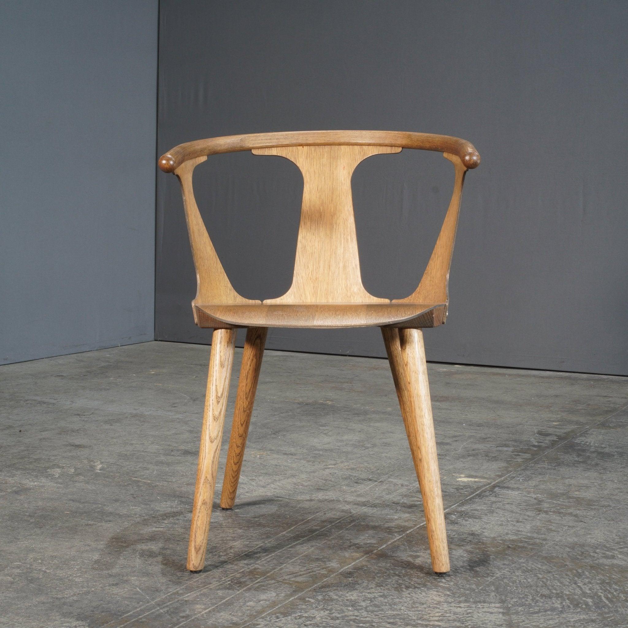 La &Tradition In Between Chair SK1 di Sami Kallio è una miscela armoniosa di artigianato tradizionale e design moderno. Realizzata in rovere affumicato e oliato, la silhouette elegante di questa sedia evidenzia il minimalismo scandinavo.