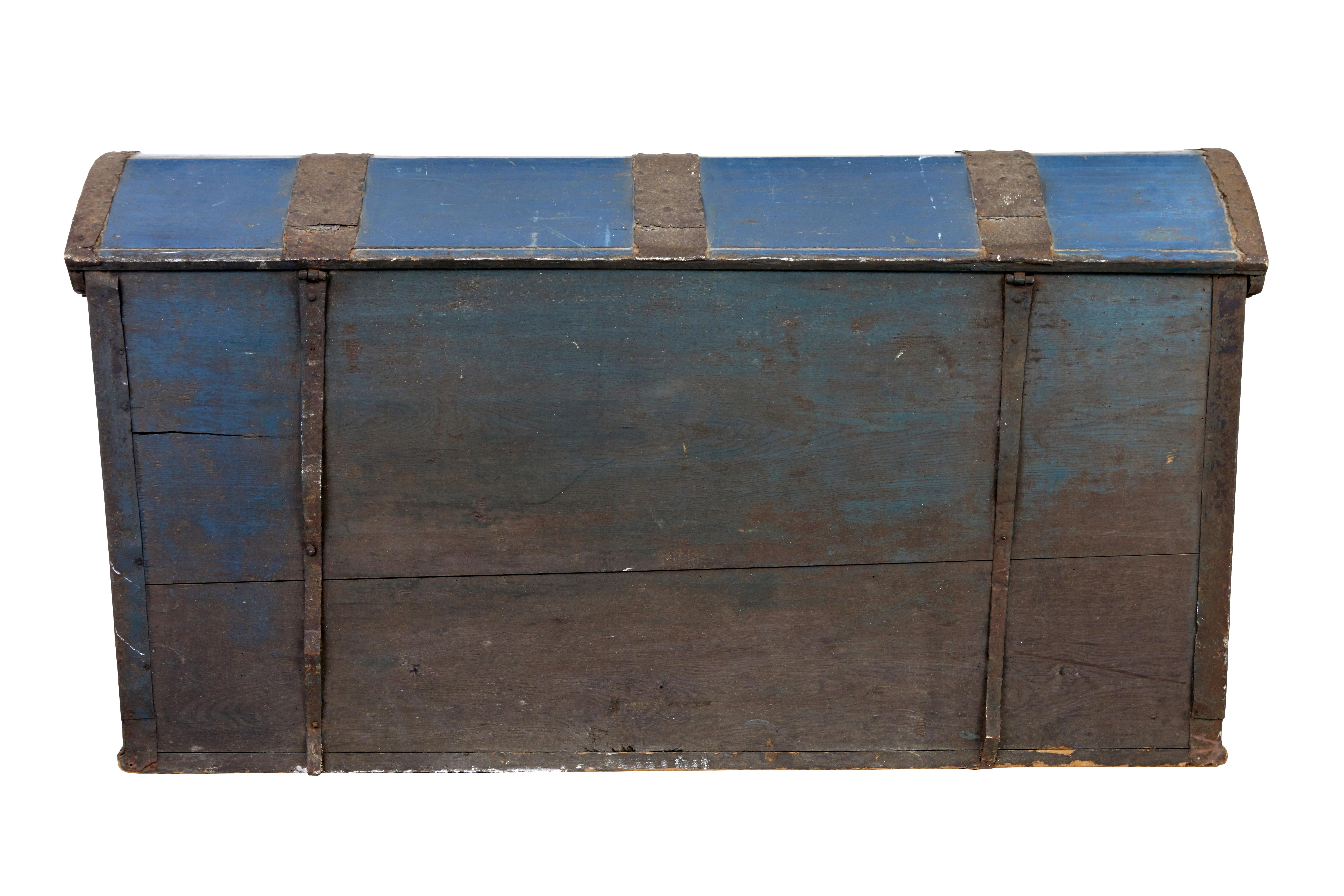 Traditional 19th century painted Swedish dome top trunk In Good Condition For Sale In Debenham, Suffolk