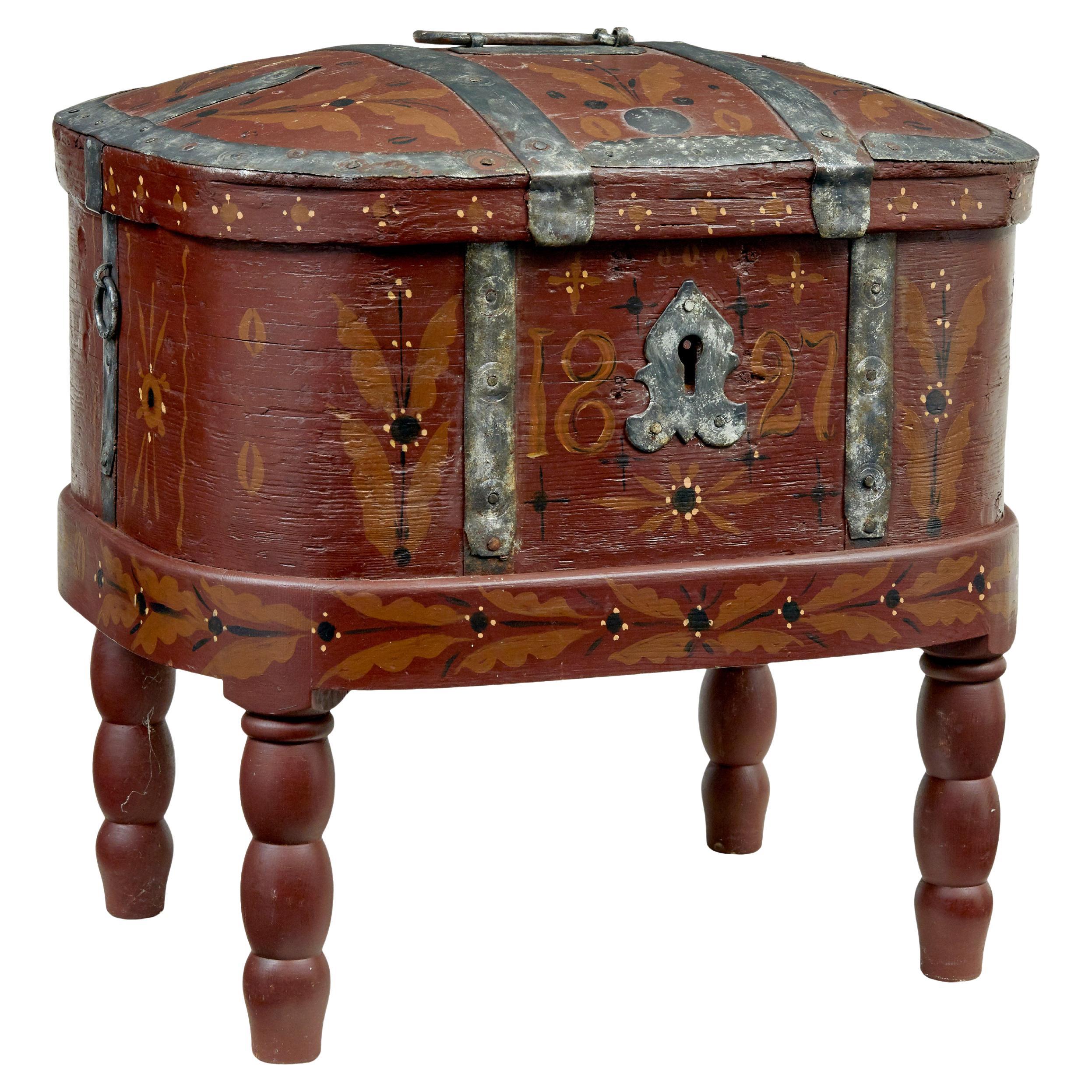 Scatola svedese tradizionale del XIX secolo su supporto in vendita