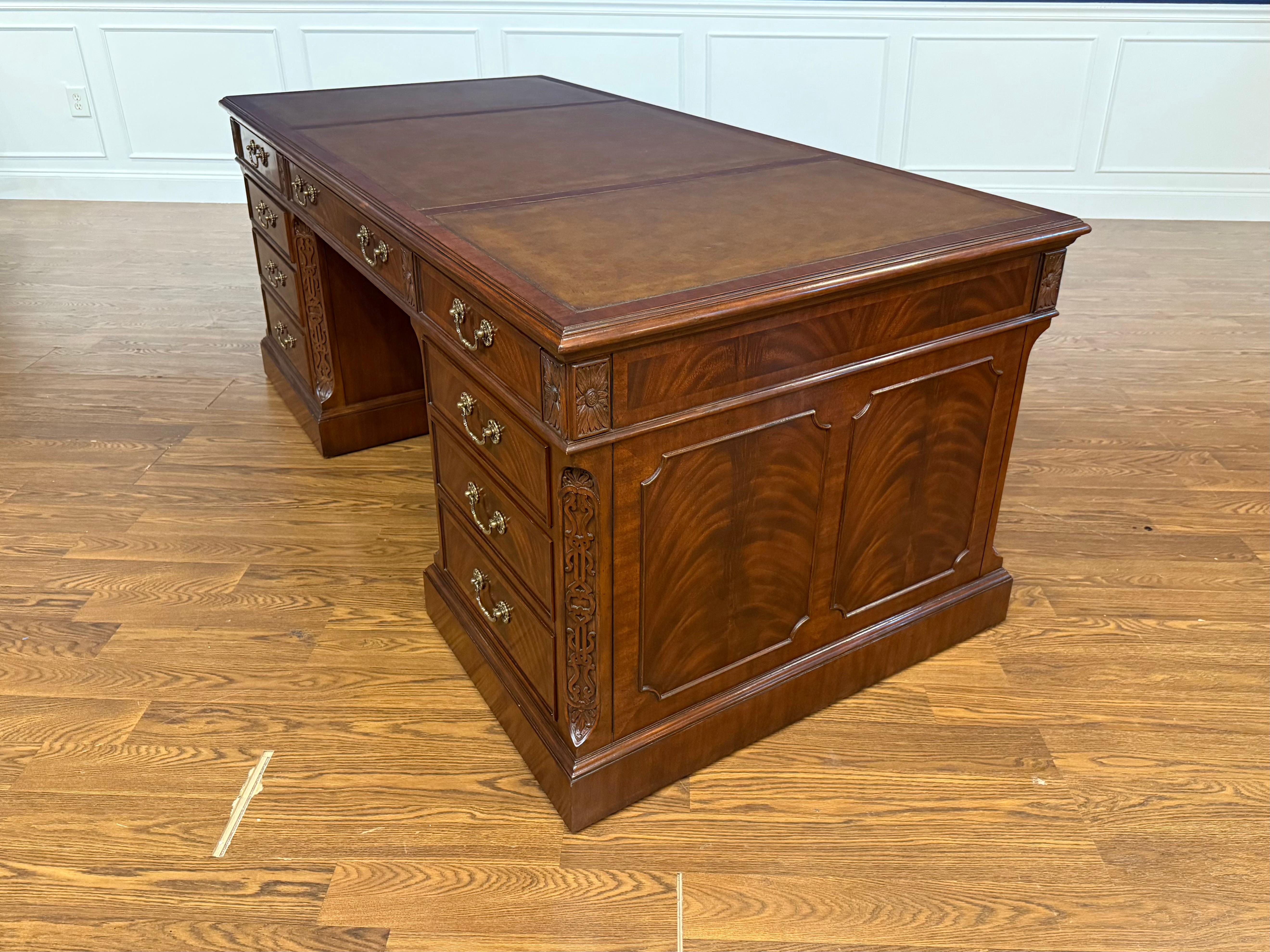 Traditioneller 72-Zoll-Mahagoni- Chefschreibtisch von Leighton Hall im Angebot 5