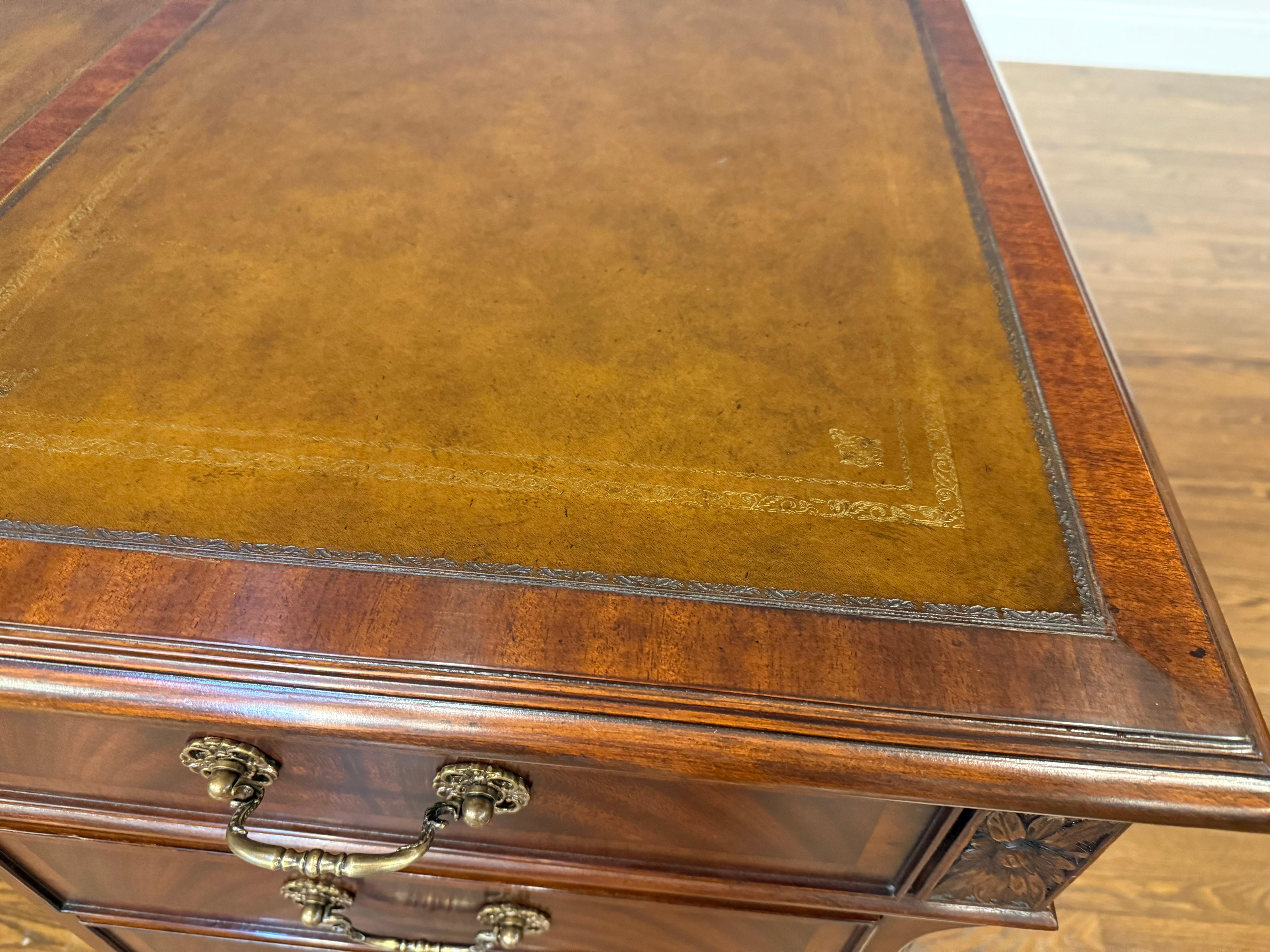 Traditioneller 72-Zoll-Mahagoni- Chefschreibtisch von Leighton Hall im Angebot 6