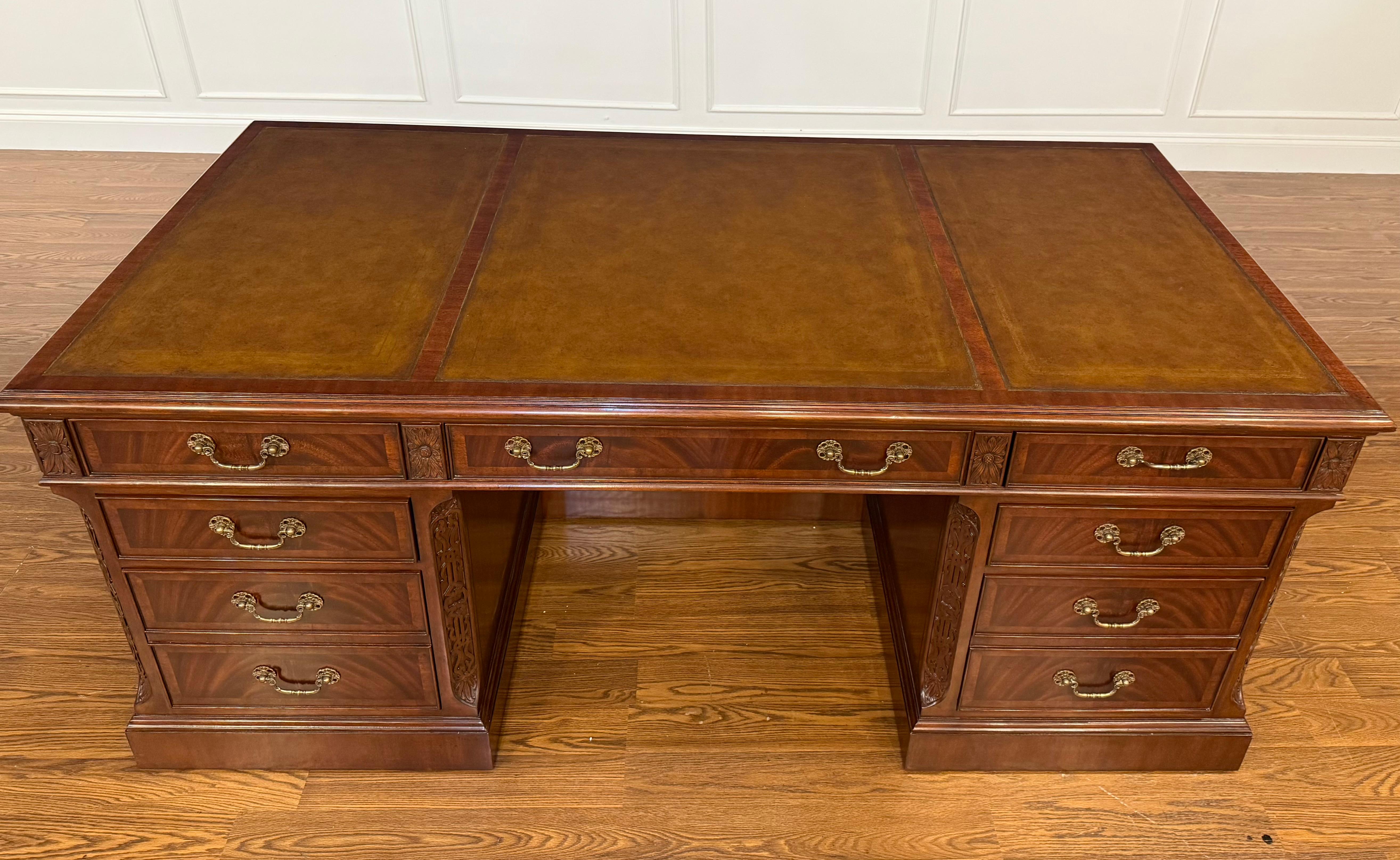 Traditioneller 72-Zoll-Mahagoni- Chefschreibtisch von Leighton Hall im Angebot 7