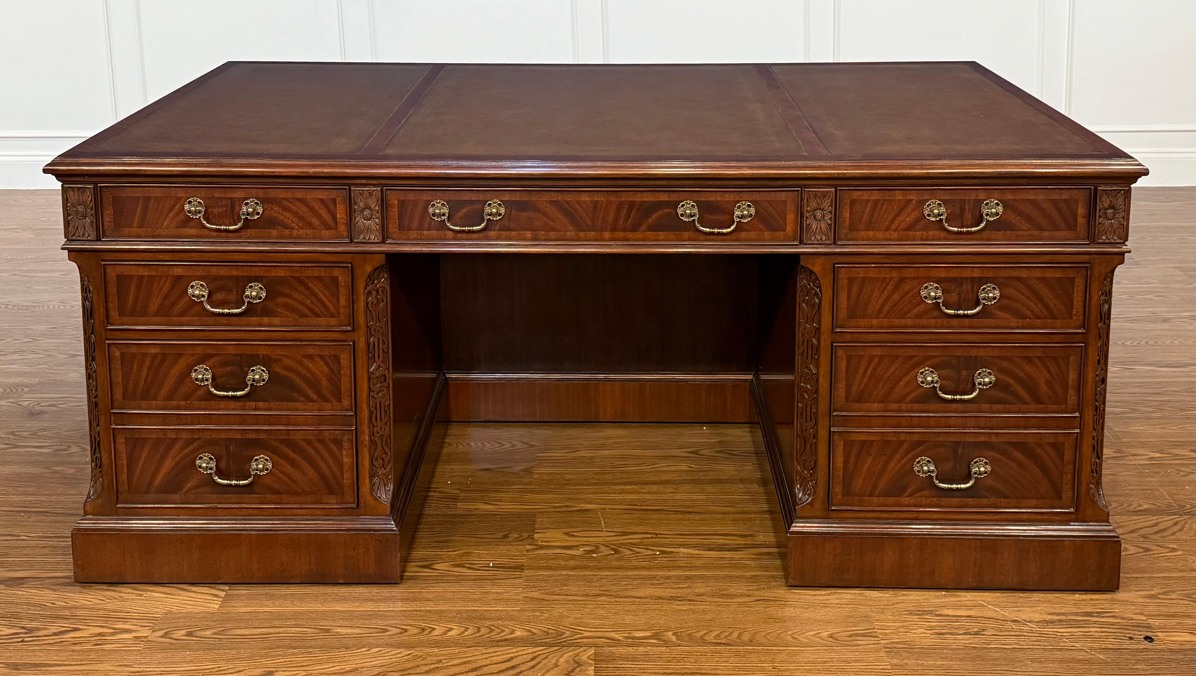 Traditioneller 72-Zoll-Mahagoni- Chefschreibtisch von Leighton Hall (Regency) im Angebot