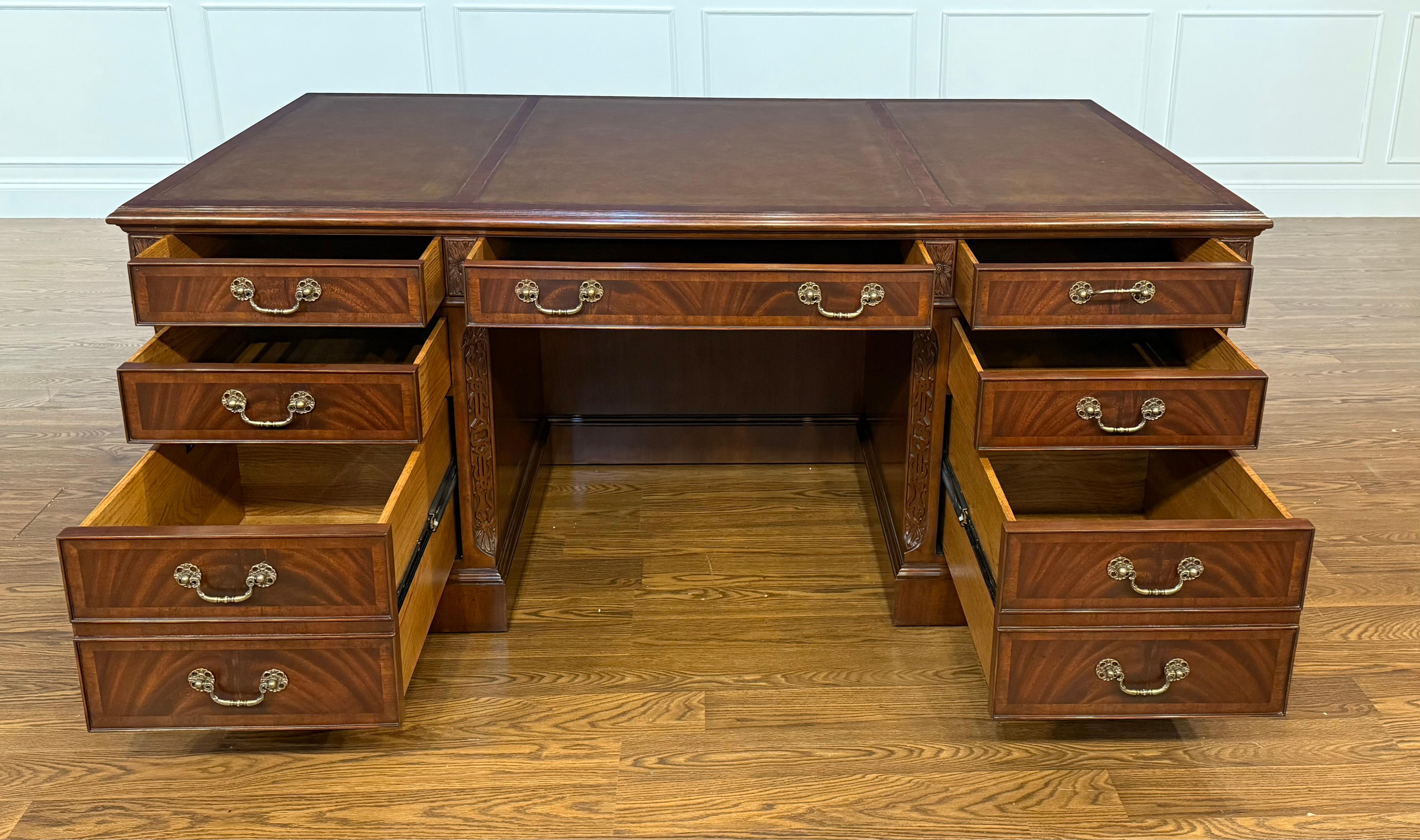 Traditioneller 72-Zoll-Mahagoni- Chefschreibtisch von Leighton Hall (amerikanisch) im Angebot